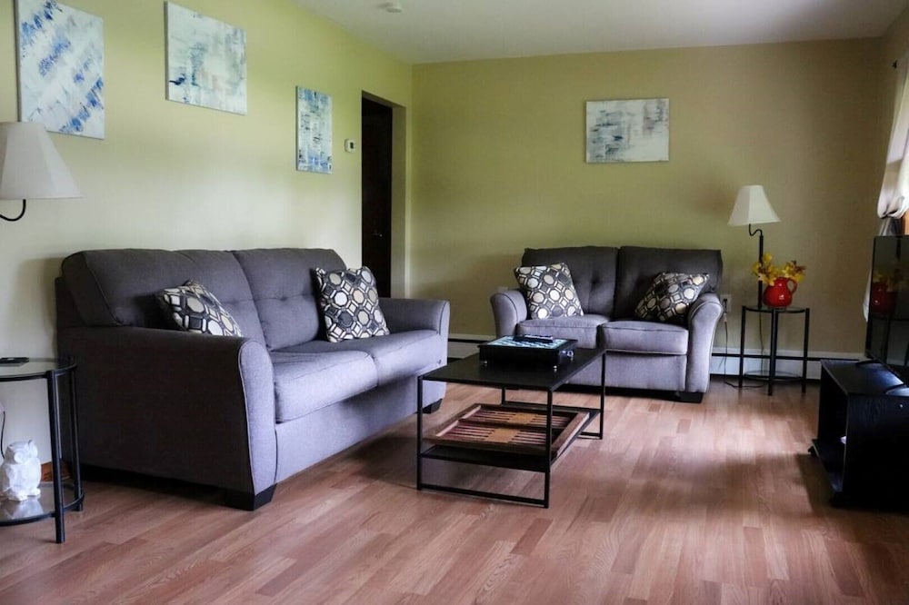 3 Bedroom, 2 minutes to Foxwoods with large yard!