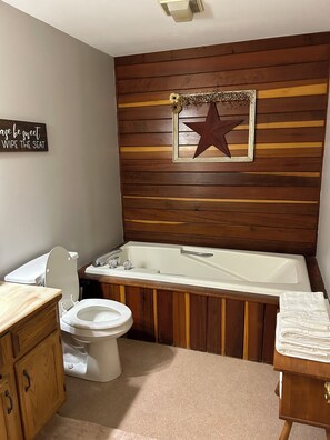 Shower, jetted bath, towels, soap - A’s Cozy Cottage (New Lisbon)