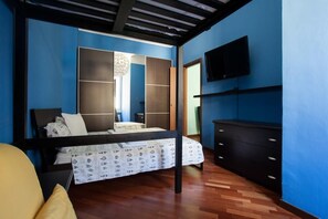 1 habitación, tabla de planchar con plancha y cuna de viaje 