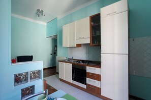 Fridge, microwave, oven, stovetop - Colorful apt in Milano (Milan)