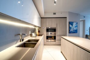 ثلاجة، ميكروويف، فرن، موقد طهي مسطح