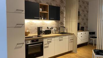 Kühlschrank, Mikrowelle, Ofen, Herdplatte