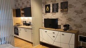 Kaffetrakter/tekoker, kjøleskap, mikrobølgeovn og ovn