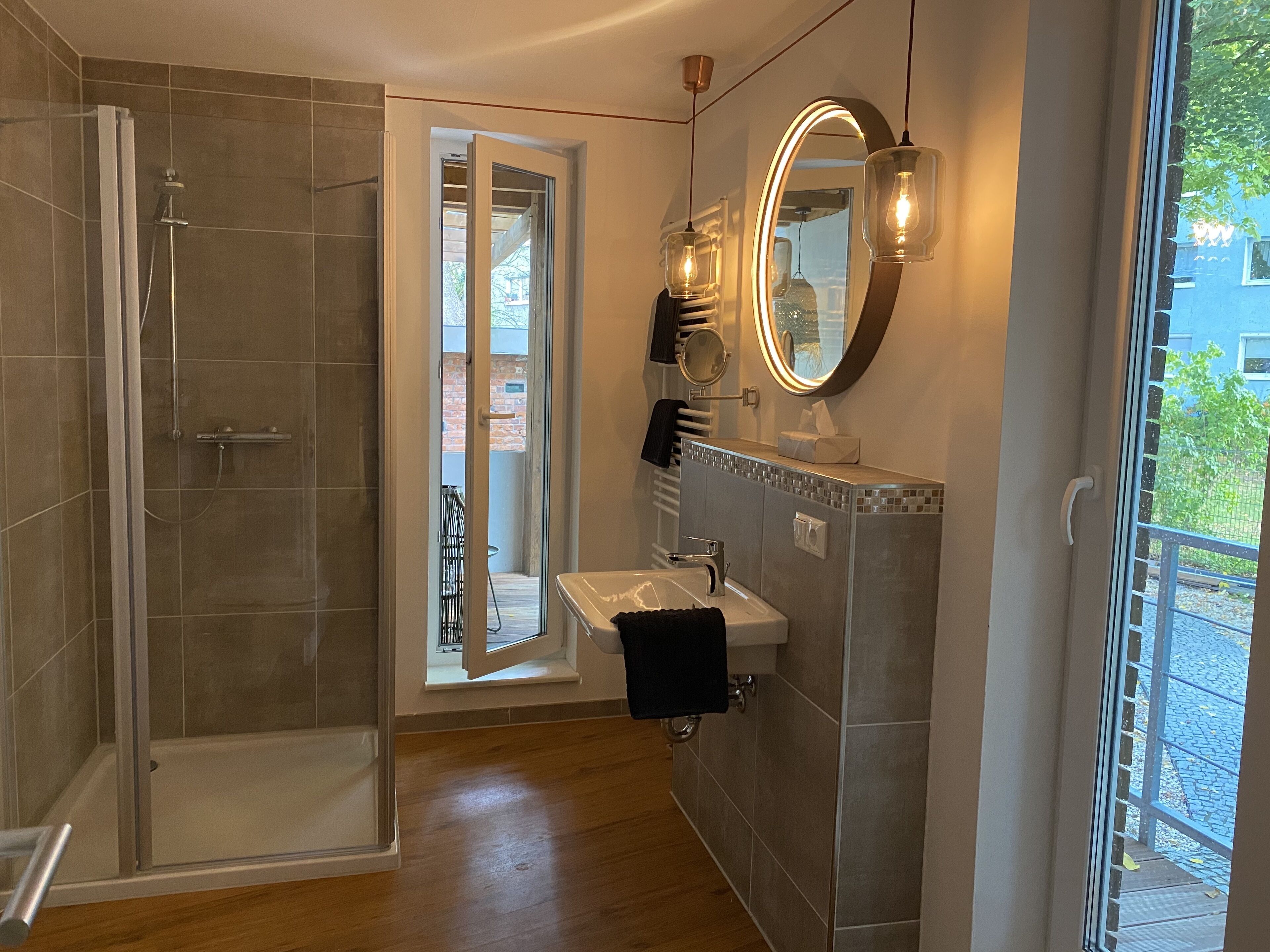 Dusche, Handtücher, Toilettenpapier