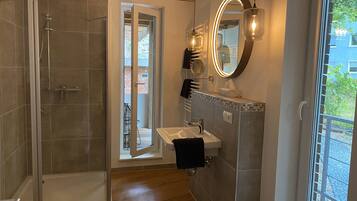 Dusche, Handtücher, Toilettenpapier
