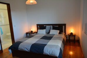 3 habitaciones, tabla de planchar con plancha, wifi y ropa de cama 