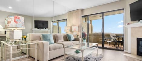 Una televisión, una chimenea, una oficina