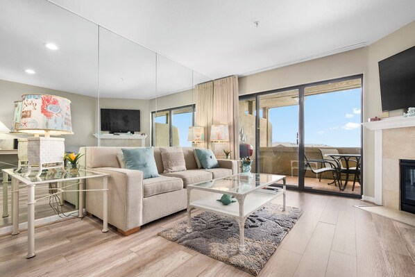 Televisión, chimenea y oficina 