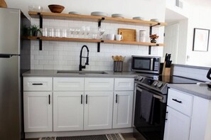 Frigorífico, microondas, horno y placa de cocina