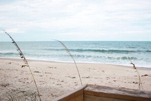 على الشاطئ، كراسي للتشمس، مناشف للشاطئ