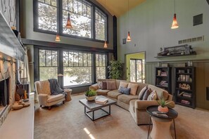 TV, fireplace, DVD player, books - GULL LAKE CHAIN FAMILY VACATION HOUSE YOU'VE BEEN DREAMING OF! (Nisswa)