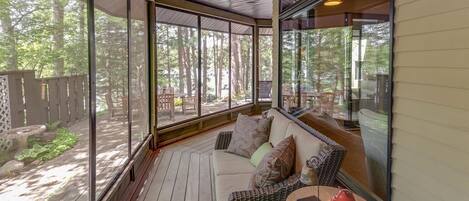 Télévision, cheminée, lecteur de DVD, livres