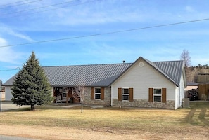 Front of property - Bryce Countryside Residence (Tropic)