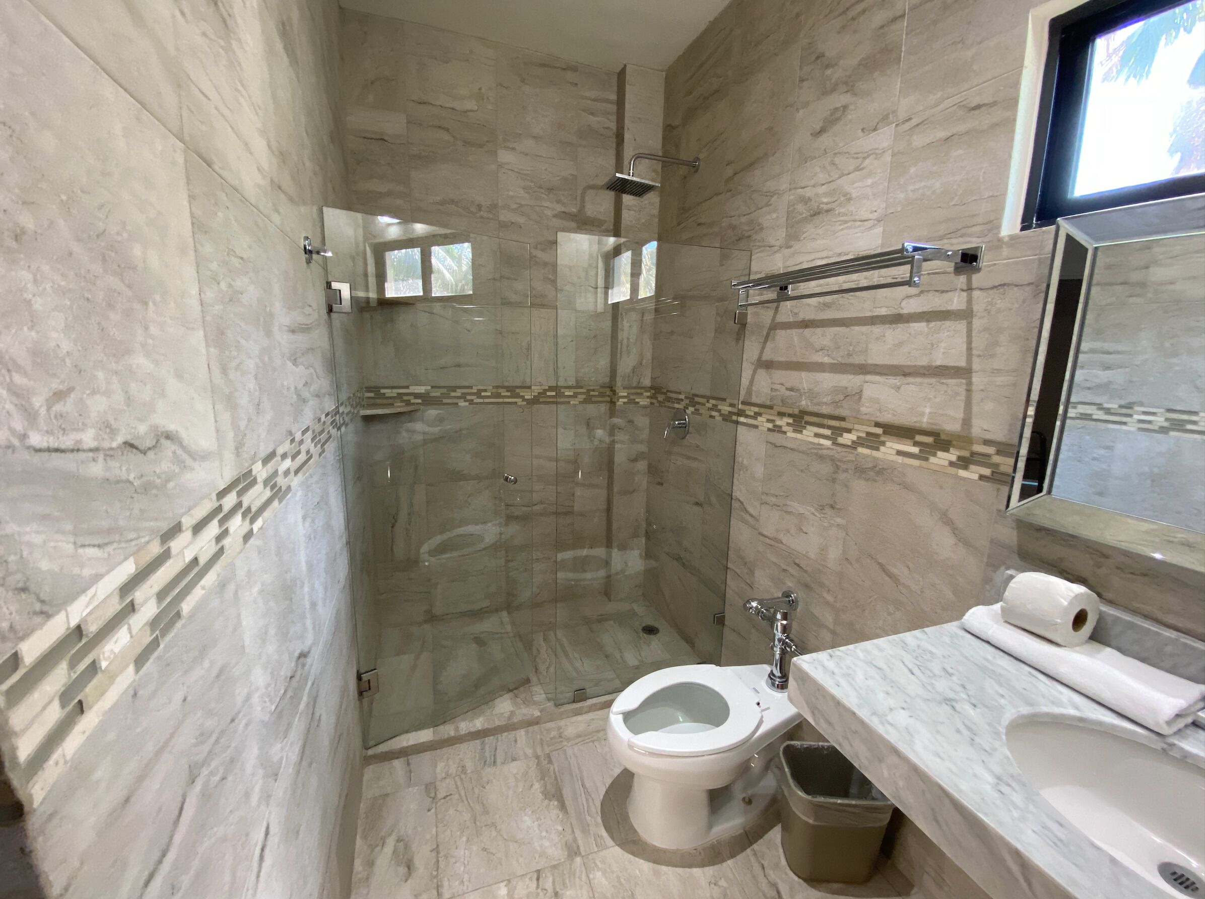 Douche, serviettes fournies, savon, papier toilette