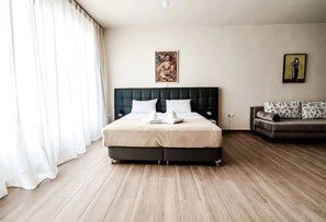 1 bedroom, iron/ironing board, travel cot, free WiFi