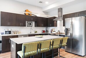 Fridge, microwave, oven, stovetop - City Retreat: Modern Gulch Pad! (Nashville)