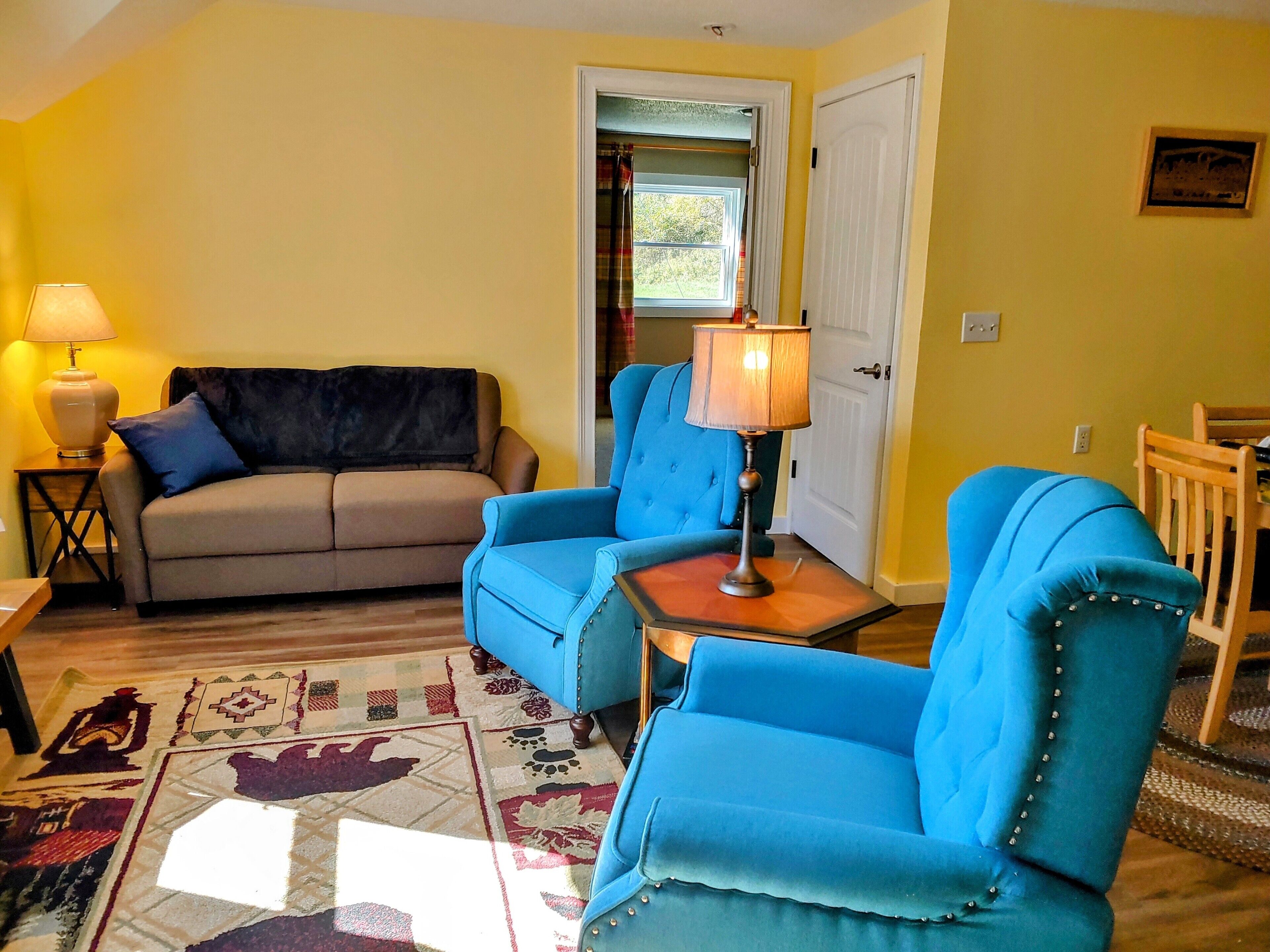 Pets stay for free, Appalachian mountain get-a-way, minutes from Watauga Lake