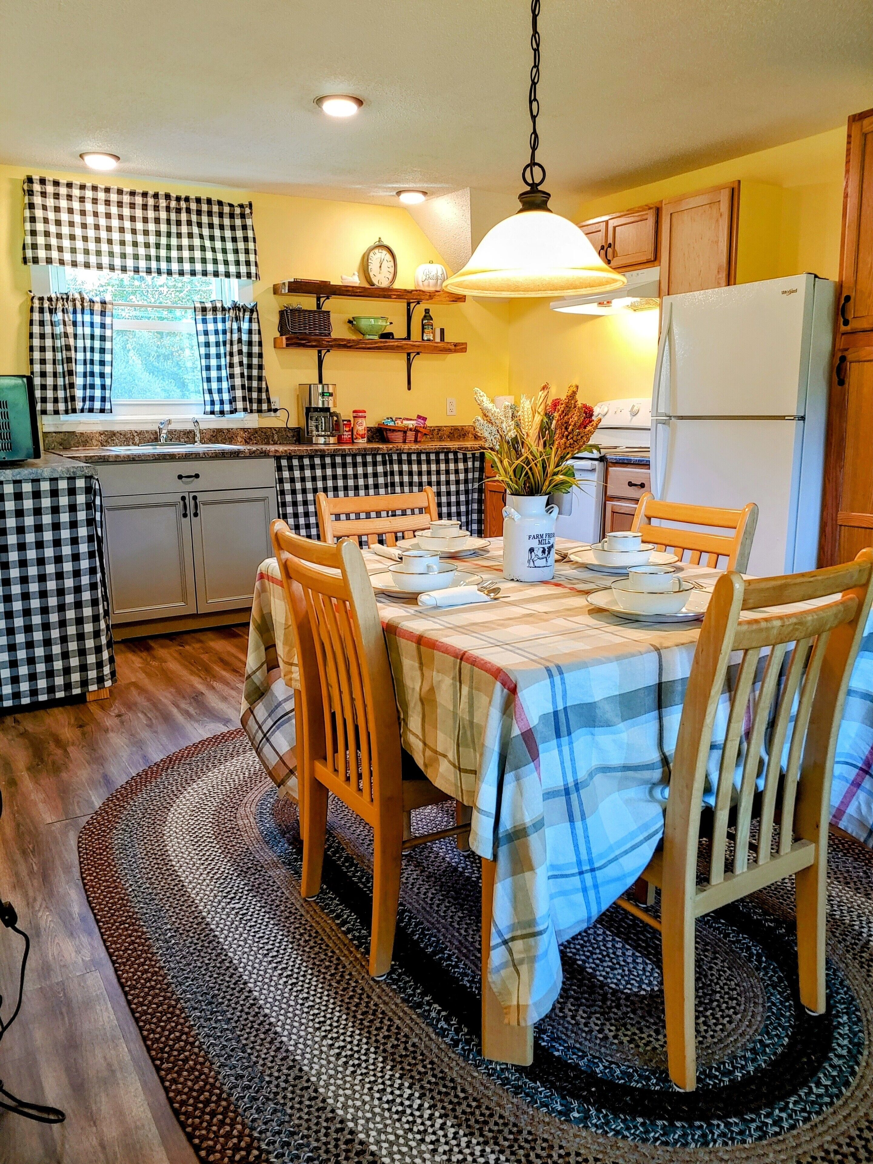 Pets stay for free, Appalachian mountain get-a-way, minutes from Watauga Lake