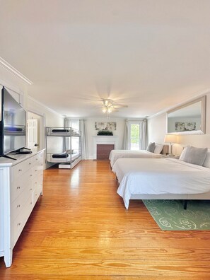 11 chambres, bureau, fer et planche à repasser, lit parapluie