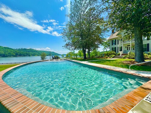 “The Magnolia House” LakeFront Compound Sleeps 58+! Pool, Hottub, kayaks, &more!