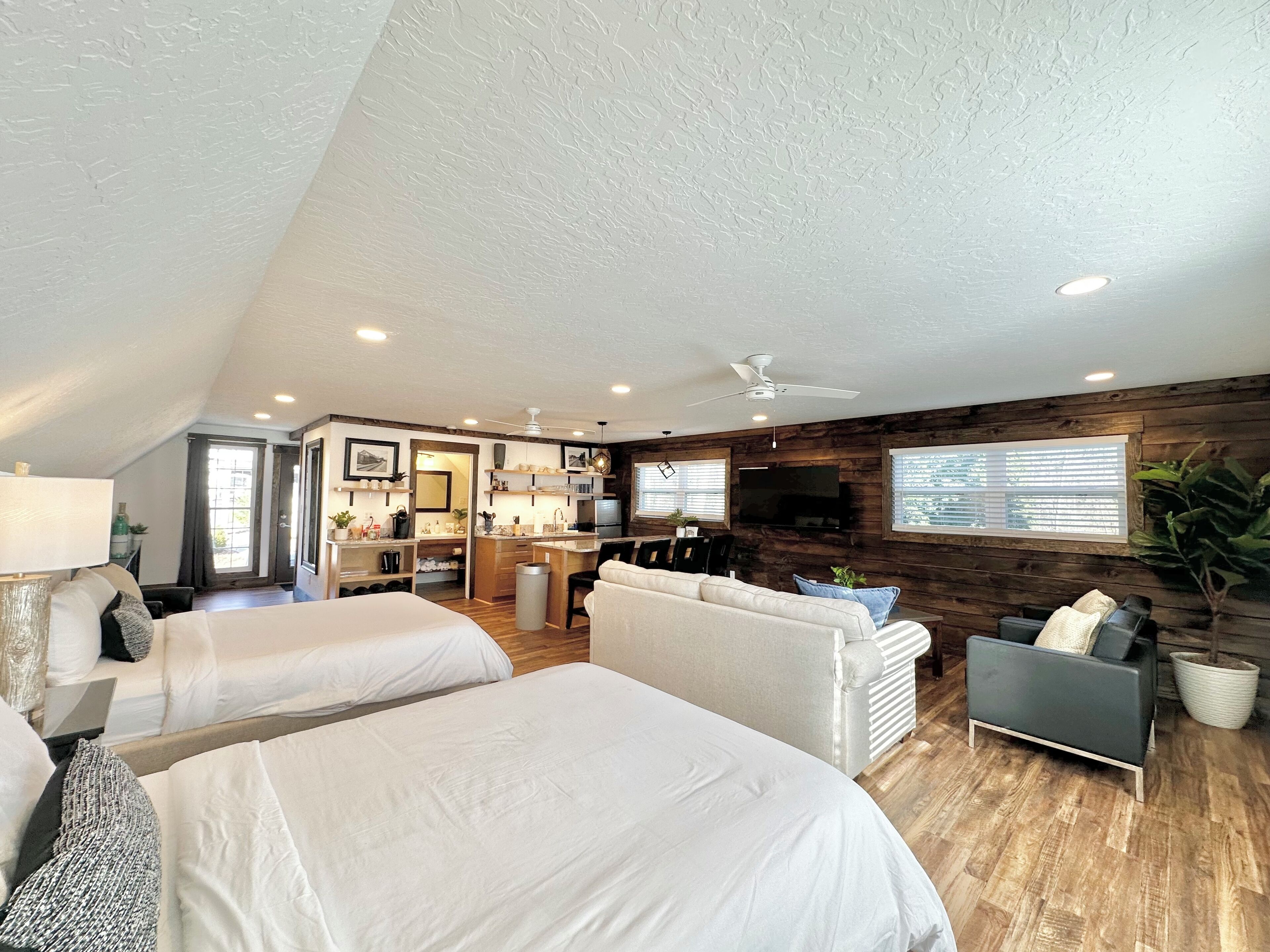 11 Schlafzimmer, Schreibtisch, Bügeleisen/Bügelbrett, Reisekinderbett