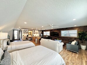 11 Schlafzimmer, Schreibtisch, Bügeleisen/Bügelbrett, Reisekinderbett