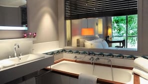 A modern bathroom with a large bathtub, a double sink, and a large mirror. - Tahiti Ia Ora Beach Resort (Punaauia)