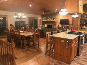 Dining - Lakefront Gem, Mtn views, dock + HOT TUB (Blairsville)