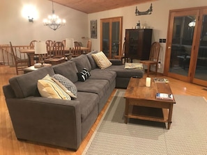 Fernseher, Kamin, Tischfußball, Tischtennisplatte