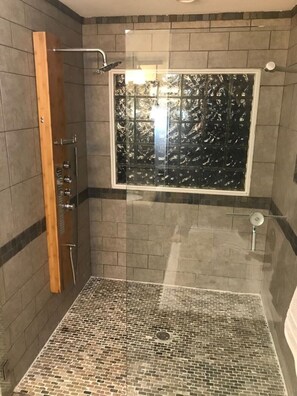 Badkar/dusch, bubbelbadkar, hårtork och handdukar