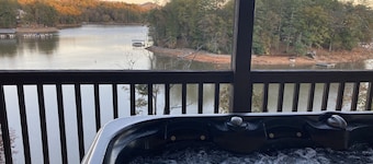 Lakefront Gem, Mtn views, dock + HOT TUB