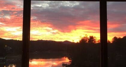 Lakefront Gem, Mtn views, dock + HOT TUB