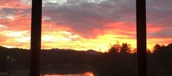 Lakefront Gem, Mtn views, dock + HOT TUB