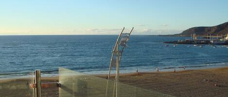 På stranden og solsenger