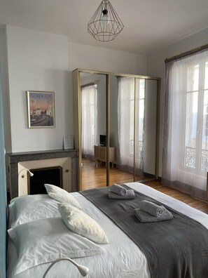 4 slaapkamers, een strijkplank/strijkijzer, reisbedje, gratis wifi