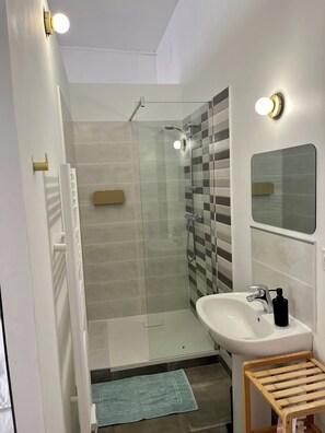 Dusche, Haartrockner, Bidet, Handtücher