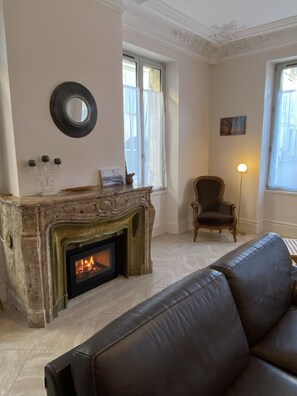 Smart-tv, een open haard, een dvd-speler en boeken