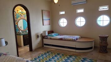 5 bedrooms, desk, free WiFi, bed sheets