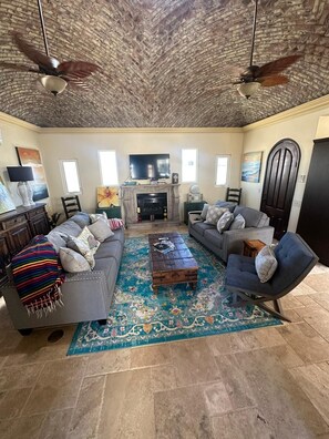 Smart TV, chimenea, reproductor de DVD y futbolito 