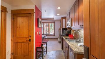 Réfrigérateur, micro-ondes, lave-vaisselle, cafetière/bouilloire