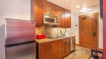 Réfrigérateur, micro-ondes, lave-vaisselle, cafetière/bouilloire