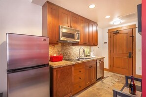 Kylskåp, mikrovågsugn, diskmaskin och kaffe- och tebryggare