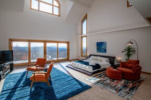 4 bedrooms, desk, iron/ironing board, free WiFi - Vermont`s Mountain Villa: Hot tub, Ski views, Pet+ (Andover)