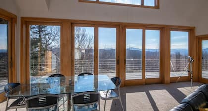 Vermont's Mountain Villa: Hot tub, Ski views, Pet+