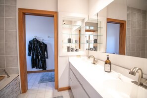 Een haardroger, handdoeken