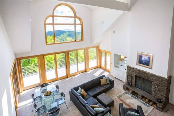 Smart TV, fireplace, books, stereo - Vermont`s Mountain Villa: Hot tub, Ski views, Pet+ (Andover)
