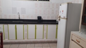 Fridge, stovetop, blender, cookware/dishes/utensils