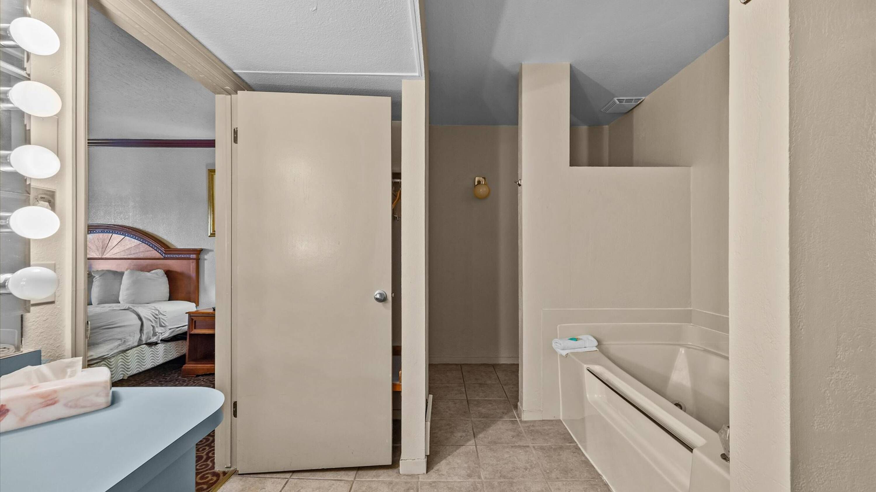 Een badkamer met een bad, toilet en douche.