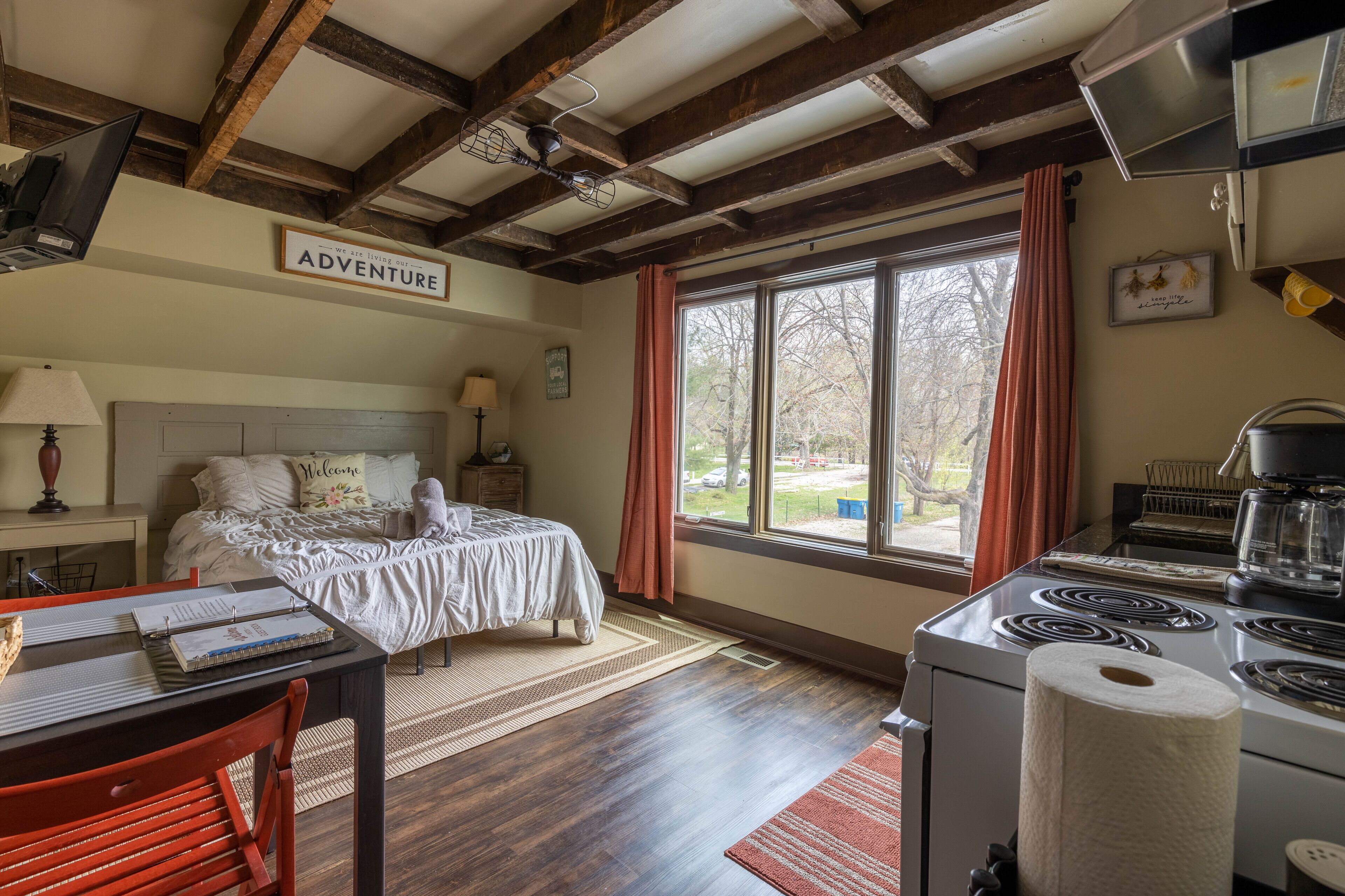 Cozy and Rustic Barn Loft, 10 Minutes from downtown!