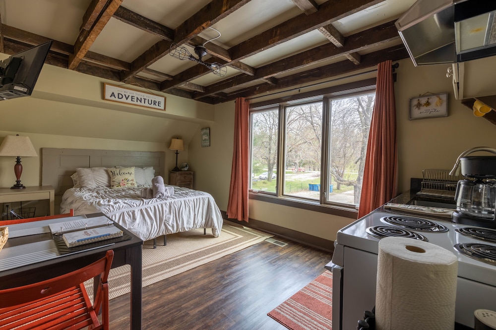 Cozy and Rustic Barn Loft, 10 Minutes from downtown!